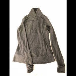 Lululemon  Blk patterned Pullover with Handwarmer